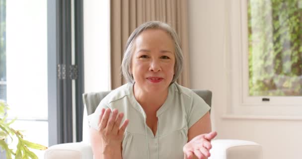 Asiatische Seniorin Mit Grauen Haaren Lächelt Mit Geschlossenen Augen Und — Stockvideo