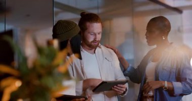 Modern ofiste tablet kullanarak proje detaylarını tartışan çeşitli iş adamları. işbirliği, takım çalışması, teknoloji, yenilik, toplantı, dijital