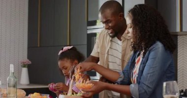 Mutfakta, çok nesilli çeşitli aileler evde sıcacık gülümseyerek sağlıklı yemekler hazırlıyorlar. birliktelik, yemek pişirme, mutluluk, bağlanma, çeşitlilik