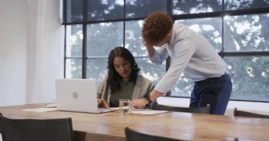 Kadın, iş arkadaşı telefonda konuşurken belgeleri tartışıyor. İş, takım çalışması, iletişim, işbirliği, şirket, profesyonel