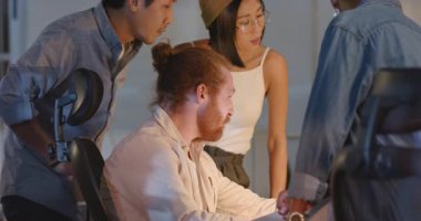 Çeşitli takımlar ofiste proje üzerinde çalışıyor, fikirleri hevesle tartışıyorlar. Takım çalışması, işbirliği, beyin fırtınası, iş arkadaşları, profesyonel, yenilik