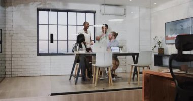 Ofiste işbirliği yapmak, iş adamları konferans masasında fikir alışverişinde bulunmak. Takım çalışması, işbirliği, toplantı, beyin fırtınası, planlama, şirket