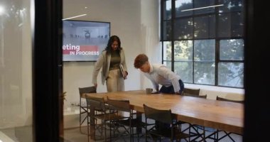 Çeşitli meslektaşlar toplantı sırasında ofis masasında dizüstü bilgisayarla proje tartışıyorlar. İş, takım çalışması, beyin fırtınası, işbirliği, şirket, strateji