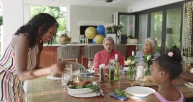 Çeşitli aileler birlikte yemek yiyor, hikayelerini ve kahkahalarını evde paylaşıyorlar. Yemek, mutluluk, bağlanma, sohbet, kutlama, birliktelik