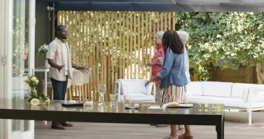 Çeşitli aileler toplanmayı, planları tartışmayı ve verandada kahkahaları paylaşmayı seviyor. birliktelik, bağlılık, sohbet