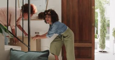 Çift cinsiyetli lezbiyen çift ön kapıda tadilat planlarını tartışıyor, heyecanlı hissediyorlar. LGBTQ, ev geliştirme, planlama, modern yaşam tarzı, takım çalışması, mimari