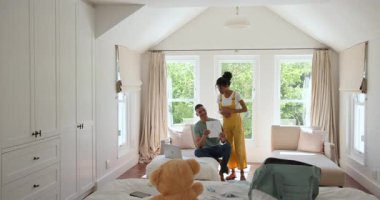 Parlak oturma odasındaki çeşitli çiftler evdeki kanepede dizüstü bilgisayarla belgeleri tartışıyorlar. Tartışma, işbirliği, takım çalışması, iletişim, teknoloji, yaşam tarzı