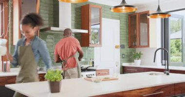 Modern mutfakta birlikte yemek pişiren, eğlenen ve evde yemek hazırlayan farklı çiftler. Takım çalışması, ev, aşçılık, yaşam tarzı, kaynaşma, yerli