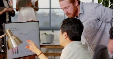 Çeşitli iş kadınları modern ofis ortamında dijital tabletlerle strateji tartışıyor. toplantı, takım çalışması, işbirliği, teknoloji, çeşitli profesyoneller, kurumsal