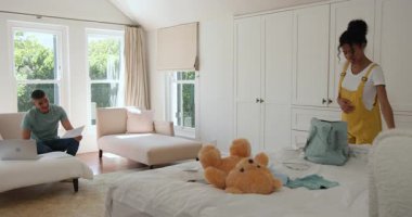 Çeşitli çiftler evdeki belgeleri tartışıyor, elinde kağıtlar tutan adam, yürüyen kadın. kırtasiye, tartışma, ortaklık, iletişim, yaşam tarzı