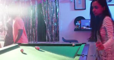 Çeşitli arkadaşlar doğum günü kutlaması sırasında oyun odasında bilardo oynuyorlar, her şutta tezahürat yapıyorlar. Yaşam tarzı, kutlama, sosyal, eğlenceli, boş zaman, canlı, gündelik