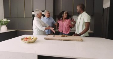 Nesiller boyu çeşitli aileler modern mutfakta birlikte gülüp kaliteli vakit geçirmenin keyfini çıkarıyorlar. birliktelik, bağlılık, mutluluk, kutlama, toplanma, yaşam tarzı