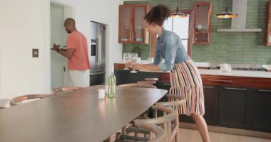 Çeşitli çiftler evde kutlama yapıyor, modern mutfakta şarap kadehleriyle kadeh kaldırıyorlar. Kutlama, yaşam tarzı, mutluluk, ilişki