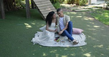 Çeşitli çiftler bahçede battaniyede piknikten zevk alıyorlar, birlikte neşeli anlar yaşıyorlar, fotokopi çekiyorlar. Romantizm, eğlence, kaçamak, mutluluk, bağ, bağ