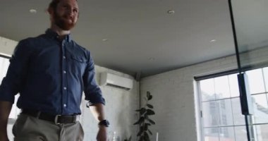 Modern ofiste iş adamları el sıkışıyor, başarılı bir anlaşma yapıyorlar. tokalaşma, anlaşma, ortaklık, işbirliği, toplantı, şirket