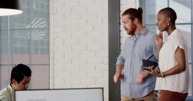 Çeşitli takımlar projede işbirliği yapıyor, bilgisayar ekranında verileri tartışıyorlar. İşbirliği, takım çalışması, beyin fırtınası, iş dünyası, teknoloji, yenilik