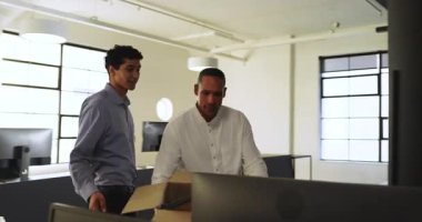 İş adamı, yanında akıllı telefon kullanırken modern ofiste masa düzenliyor. takım çalışması, işbirliği, çalışma alanı, profesyonel, teknoloji, girişimci