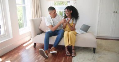 Kanepede oturan çeşitli çiftler, gülüyorlar ve evlerinde dizüstü bilgisayarlarıyla vakit geçiriyorlar. Arkadaşlık, mutluluk, rahatlama, rahatlama, takım çalışması, kaynaşma.