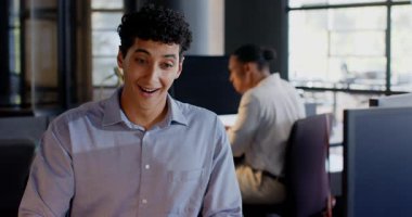 Ofisteki çeşitli meslektaşlar gece yarısı toplantıda gülüyor ve projeyi tartışıyorlar. Takım çalışması, beyin fırtınası, işbirliği, şirket, tartışma, üretkenlik