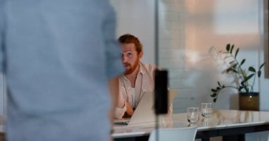 Dijital tabletler ve dizüstü bilgisayarlar kullanarak çeşitli ekipler projede işbirliği yapıyor. Takım çalışması, işbirliği, teknoloji, iş dünyası, beyin fırtınası, profesyonel