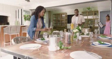 Evde şenlikli yemek için çeşitli meyve suyu ve süslemeli aile sofrası. Kutlama, akşam yemeği, birliktelik, gelenek, toplanma, samimi