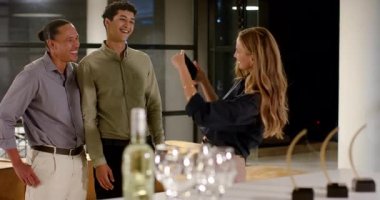 Muhtelif meslekdaşlar iş etkinliklerinden keyif alıyor, gülümsüyor ve masada gözlük takıyor. Ağ oluşturma, takım çalışması, kutlama, kurumsal, profesyonel, iletişim