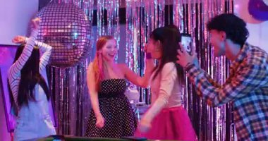 Doğum günü posteri, doğum günü partisinde bilardo masasının etrafında dans eden çeşitli arkadaşlara ilham veriyor. Kutlama, arkadaşlık, gece hayatı, coşku, parti, eğlence, neşe