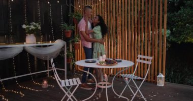 Çeşitli çiftler romantik bir avluda mum ışığında mum ışığında yemek yiyorlar. Romantizm, samimiyet, mum ışığı, akşam, sevgi, randevu gecesi