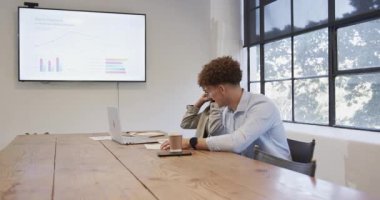 Çeşitli meslektaşlar modern ofis toplantı odasında başarıyı beşlikle kutluyorlar. Takım çalışması, işbirliği, başarı, iş, kutlama, şirket