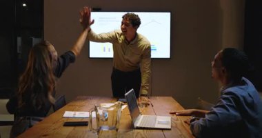 İş dünyası ekibi konferans odasında sunumu tartışıyor, gülümsüyor, işbirliği yapıyor, ofiste. Takım çalışması, işbirliği, beyin fırtınası, toplantı, şirket, strateji