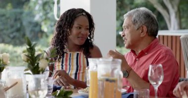 Yaşlı bir adam, çeşitli aile toplantıları sırasında kadehe şarap dolduruyor. Evde gülümsüyor. Kutlama, mutluluk, sıcaklık