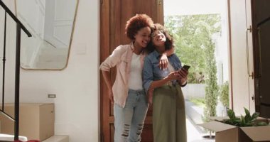 Neşeli lezbiyen çift evde selfie çekiyorlar, mutlu anları yakalıyorlar. Mutluluk, bağ, birliktelik, yaşam tarzı, kapalı alan, teknoloji