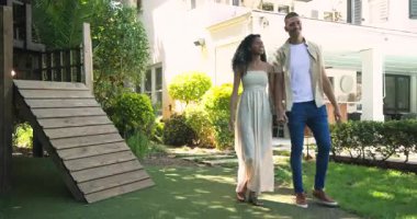 Çeşitli çiftler bahçede piknik battaniyesi hazırlıyorlar. Birlikte dinlenmeye hazırlanıyorlar. Doğa, rahatlama, rahatlama, hafta sonu, birliktelik, dinlenme