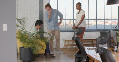 Modern ofiste işbirliği yapmak, çeşitli takımlar tablet üzerinde proje tartışmak. Takım çalışması, işbirliği, beyin fırtınası, yenilik, teknoloji, iş