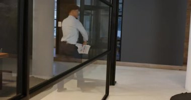 Belgeler, çeşitli iş kolları modern ofiste işbirliği yapan ve gülümseyen profesyoneller. Takım çalışması, işbirliği, beyin fırtınası, şirket, toplantı, işbirliği