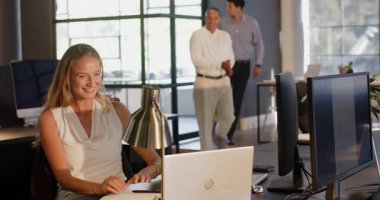 Çeşitli meslektaşlar modern ofis ortamında başarıyı beşlikle kutluyorlar. Takım çalışması, işbirliği, kutlama, iş, çeşitlilik, coşku