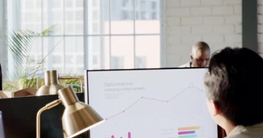 Elinde tablet olan Afrikalı Amerikalı kadın modern ofiste güvenle yürüyor. Teknoloji, iş, şirket, güven, liderlik, meslek