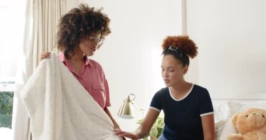 Çeşitli lezbiyen çiftler çamaşırları birlikte katlıyor, evde kaliteli vakit geçiriyorlar. Aile, ev, takım çalışması, aile içi, bağ, ilişki