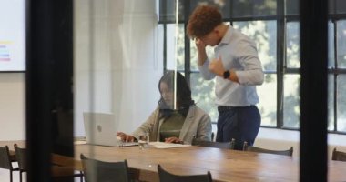 Modern ofiste dizüstü bilgisayarla proje stratejisini tartışan çeşitli iş adamları. Takım çalışması, işbirliği, beyin fırtınası, şirket, yenilik, liderlik