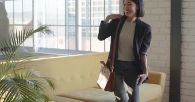 Tokalaşmak, modern ofiste çeşitli profesyoneller başarılı ortaklıklar kurmak. İşbirliği, anlaşma, tokalaşma, takım çalışması, müzakere, sözleşme