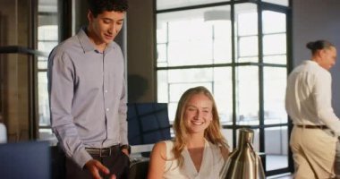 Çeşitli meslektaşlar ofis masasında projeyi tartışıyor, gülümsüyor ve iş birliği yapıyorlar. Takım çalışması, işbirliği, beyin fırtınası, toplantı, verimlilik, şirket