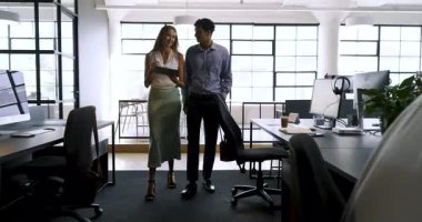 Ofisteki çeşitli meslektaşlar bilgisayar ekranındaki verileri analiz ederken başarıyı kutluyorlar. Takım çalışması, işbirliği, başarı, iş, şirket, analiz