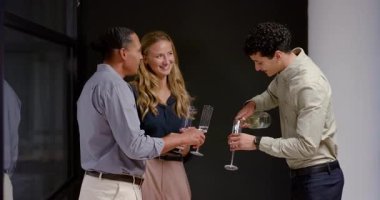 Ofis toplantılarında, çeşitli meslektaşlar içki içip sohbet ediyorlar. Şirket, takım çalışması, ağ oluşturma, sosyalleşme, iş dünyası, iş arkadaşları