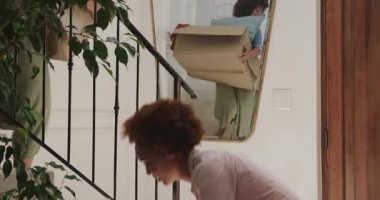 Lezbiyen çift evlerinin merdivenlerinde oturuyor, gülümsüyor ve ilginç bir şeye işaret ediyorlar. Mutluluk, kapalı alan, yaşam tarzı, ilişki, bağ, birliktelik