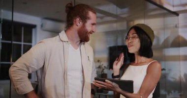 Ofisteki çeşitli meslektaşlar projeyi tartışıyor, tableti tutuyor, sohbete dalıyorlar. İş, takım çalışması, işbirliği, şirket, toplantı, teknoloji