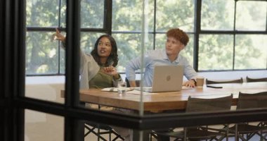 Ofis masasında iş birliği yapmak, çeşitli meslektaşlar dizüstü bilgisayar ve kahve ile proje fikirlerini tartışmak. Takım çalışması, beyin fırtınası, işbirliği, iş dünyası, teknoloji, iletişim