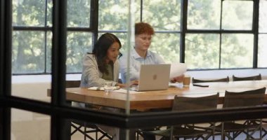 Ofisteki belgeleri inceleyen bir işadamı, pencereden dikkatlice dışarı bakıyor. kurumsal, yansıtma, konsantrasyon, profesyonel, karar verme mekanizması, işyeri