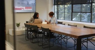 Strateji tartışması, konferans odasında çeşitli profesyoneller sunum ekranlı, ofiste. Toplantı, şirket, takım çalışması, beyin fırtınası, liderlik, işbirliği