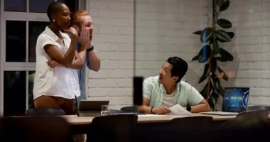 Çeşitli meslektaşlar geceleri modern ofiste dizüstü bilgisayarlarla proje üzerinde çalışıyorlar. İşbirliği, takım çalışması, beyin fırtınası, teknoloji, iş dünyası, yenilik