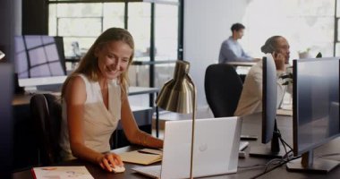 Modern ofis masasında iş birliği, proje detaylarını tartışan iş çeşitliliği uzmanları. Takım çalışması, işbirliği, toplantı, planlama, strateji, beyin fırtınası